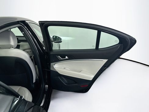 Used 2025 Genesis G70 2.5T RWD image 31