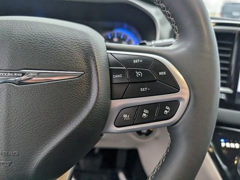 Used 2024 Chrysler Pacifica Touring-L image 12