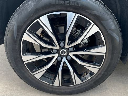Used 2023 Volvo XC60 B5 Plus AWD/4WD image 25