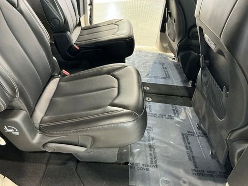 Used 2024 Chrysler Pacifica Touring-L image 12