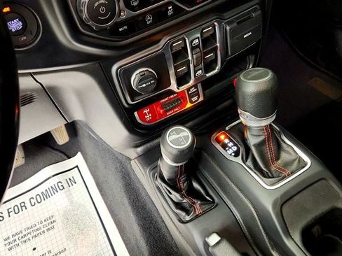 Used 2022 Jeep Gladiator Rubicon w/ Cold Weather Group AWD/4WD image 16