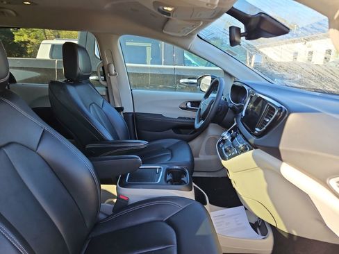 Used 2024 Chrysler Pacifica Touring-L image 7