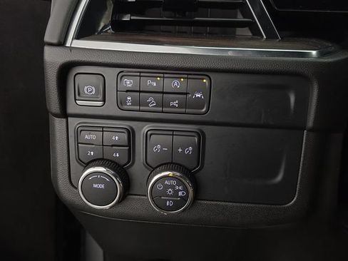 Used 2025 Chevrolet Suburban Z71 AWD/4WD image 16