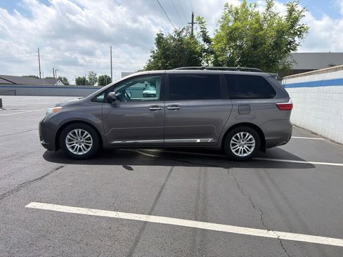 Used 2017 Toyota Sienna XLE Premium FWD image 2