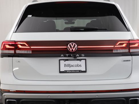 Used 2025 Volkswagen Atlas Peak Edition SE image 15