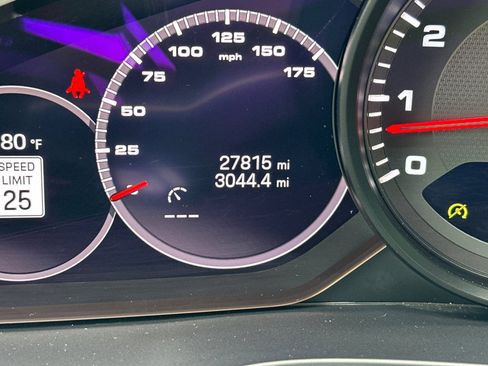 Certified 2022 Porsche Cayenne Platinum Edition image 26