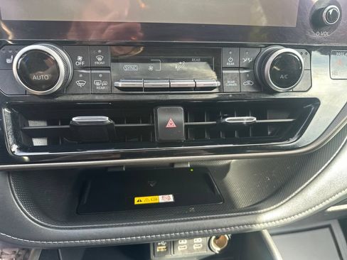 Used 2023 Toyota Highlander XLE AWD/4WD image 16