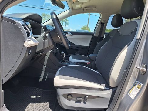 Certified 2025 Volkswagen Taos SE FWD image 9