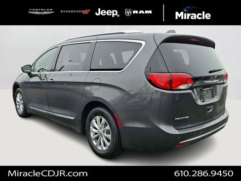 Used 2018 Chrysler Pacifica Touring-L image 4