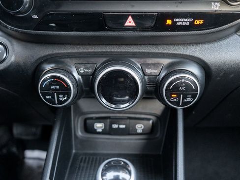 Used 2025 Hyundai Venue SEL image 28