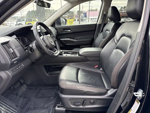 Used 2024 Nissan Pathfinder SL image 16