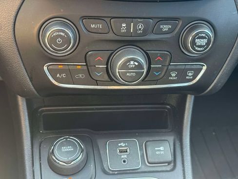 Used 2020 Jeep Cherokee Limited AWD/4WD image 36