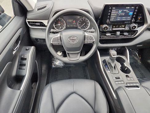 Certified 2022 Toyota Highlander XLE image 13