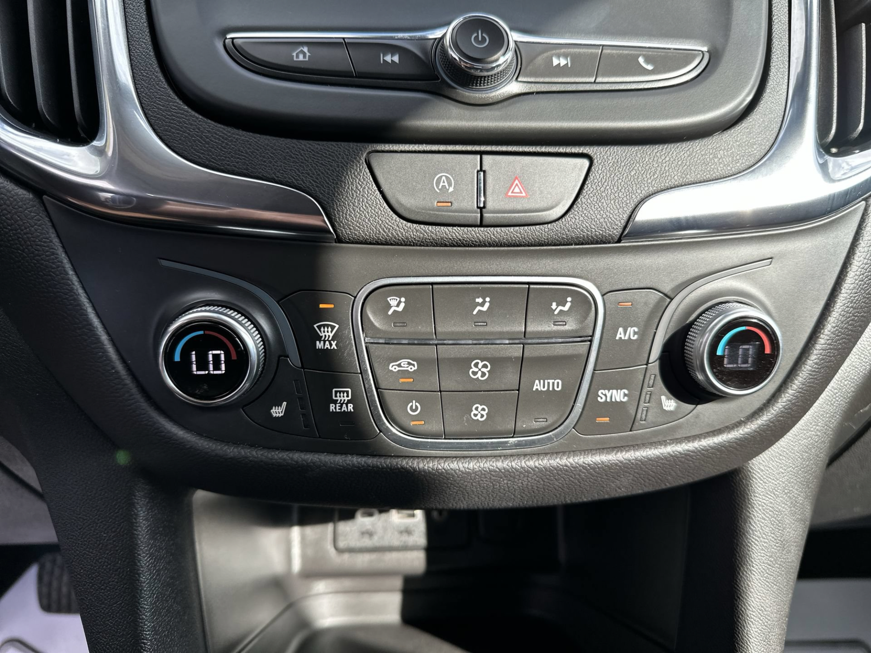 Used 2024 Chevrolet Equinox LT FWD image 16