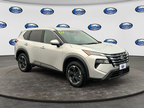 Used 2025 Nissan Rogue SV FWD image 7
