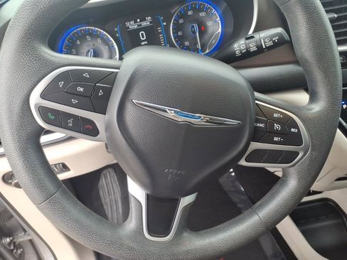 Used 2017 Chrysler Pacifica Touring w/ Tire & Wheel Group image 5