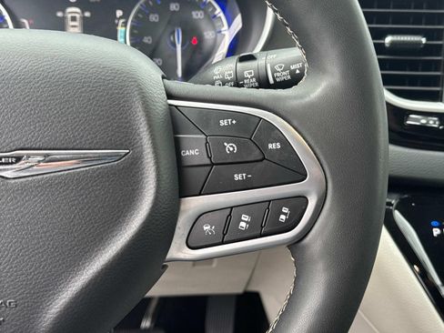 Used 2024 Chrysler Pacifica Touring-L FWD image 25