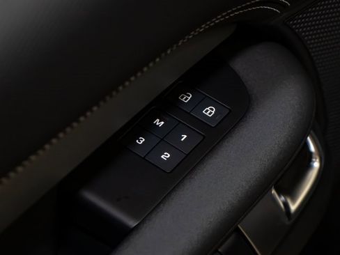 Certified 2025 Land Rover Discovery Dynamic SE image 15