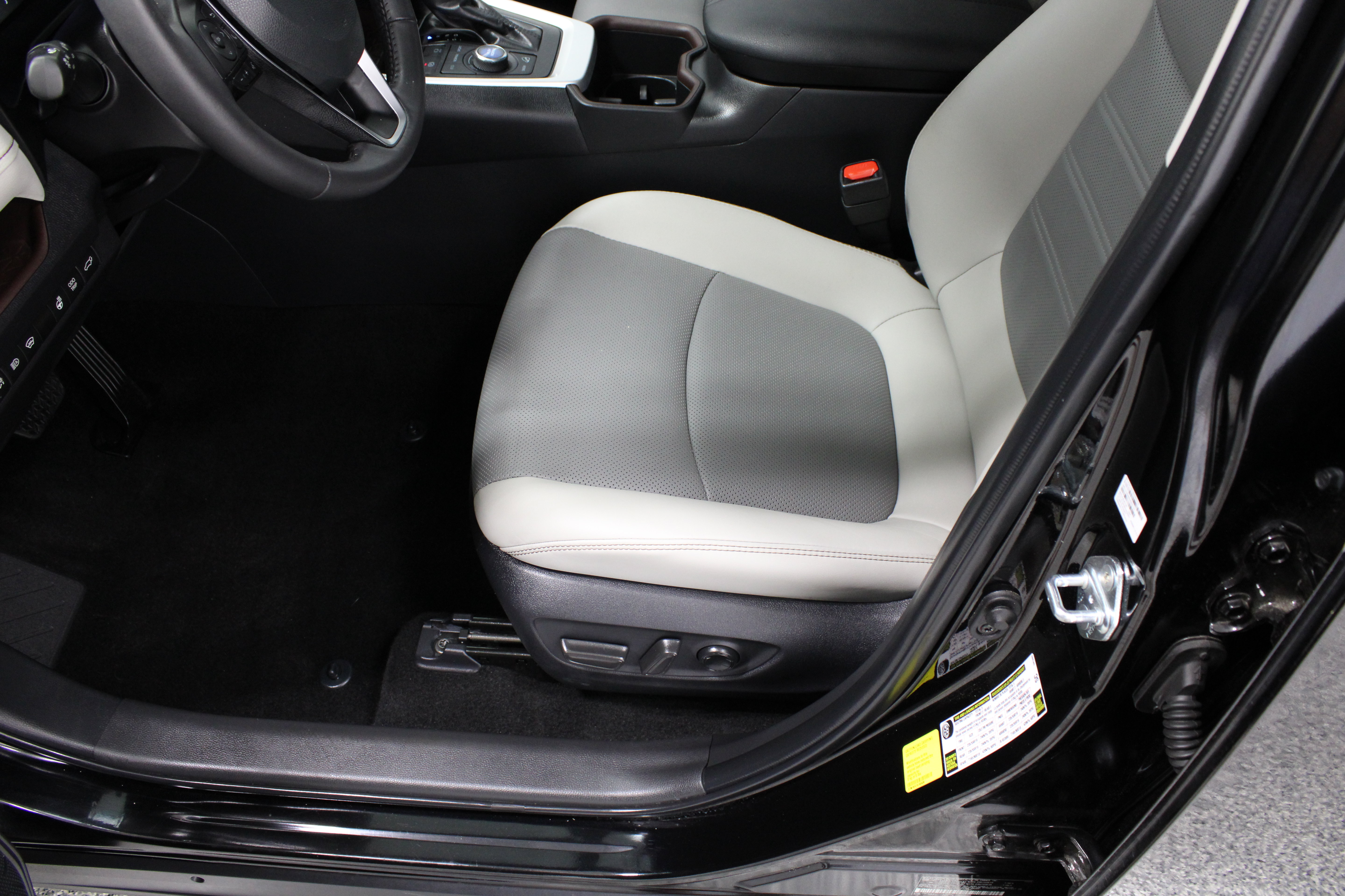 Used 2025 Toyota RAV4 Limited w/ Weather Package AWD/4WD image 15
