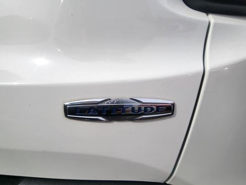 Used 2017 Jeep Renegade Latitude w/ Cold Weather Group image 16
