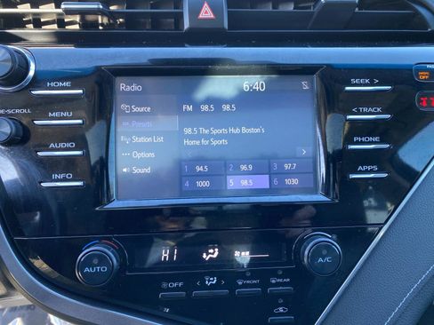 Used 2018 Toyota Camry SE w/ Moonroof Package image 12