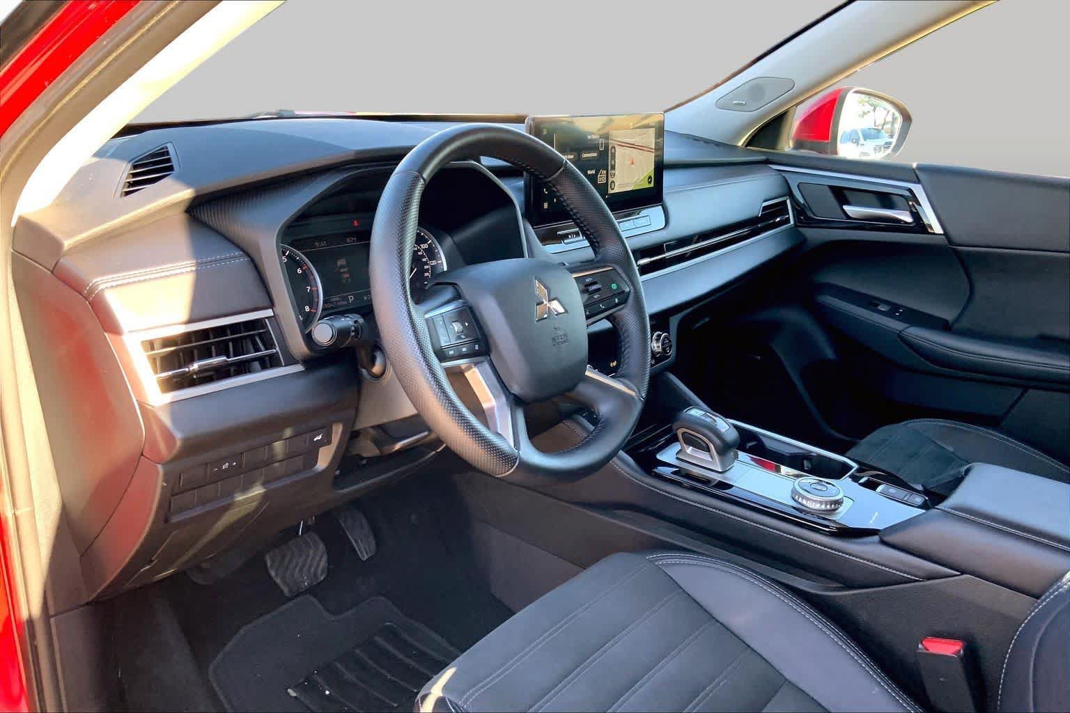 Used 2025 Mitsubishi Outlander SE AWD/4WD image 16