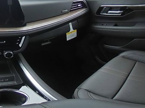 New 2026 Chevrolet Suburban High Country AWD/4WD image 30