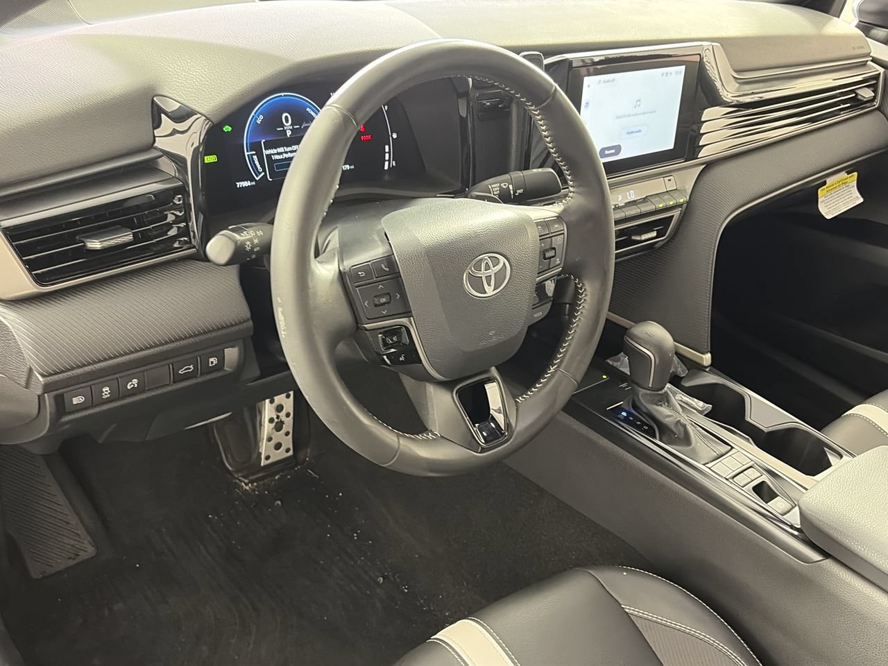 Used 2025 Toyota Camry SE FWD image 11