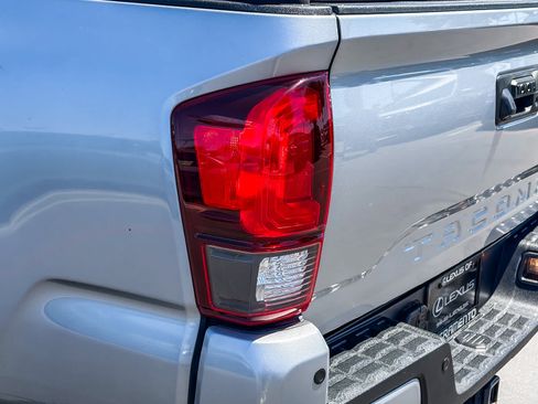 Used 2019 Toyota Tacoma TRD Off-Road w/ TRD Premium Off Road Package AWD/4WD image 8