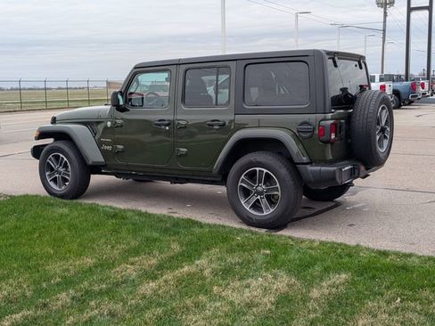 Used 2023 Jeep Wrangler Sahara image 9