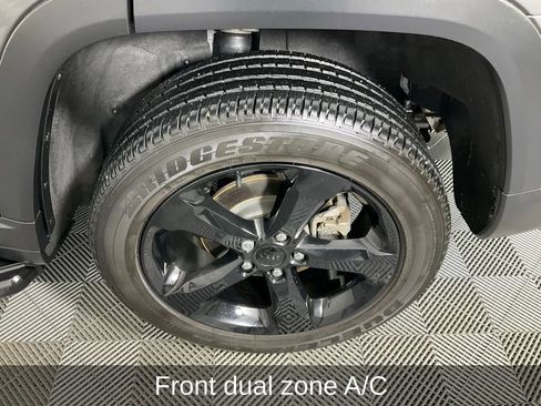 Used 2024 Jeep Grand Cherokee Altitude image 9