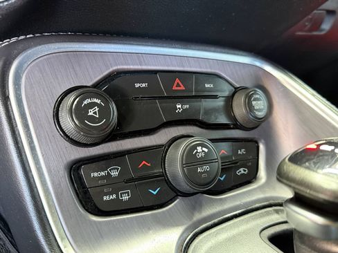 Used 2015 Dodge Challenger SXT RWD image 19