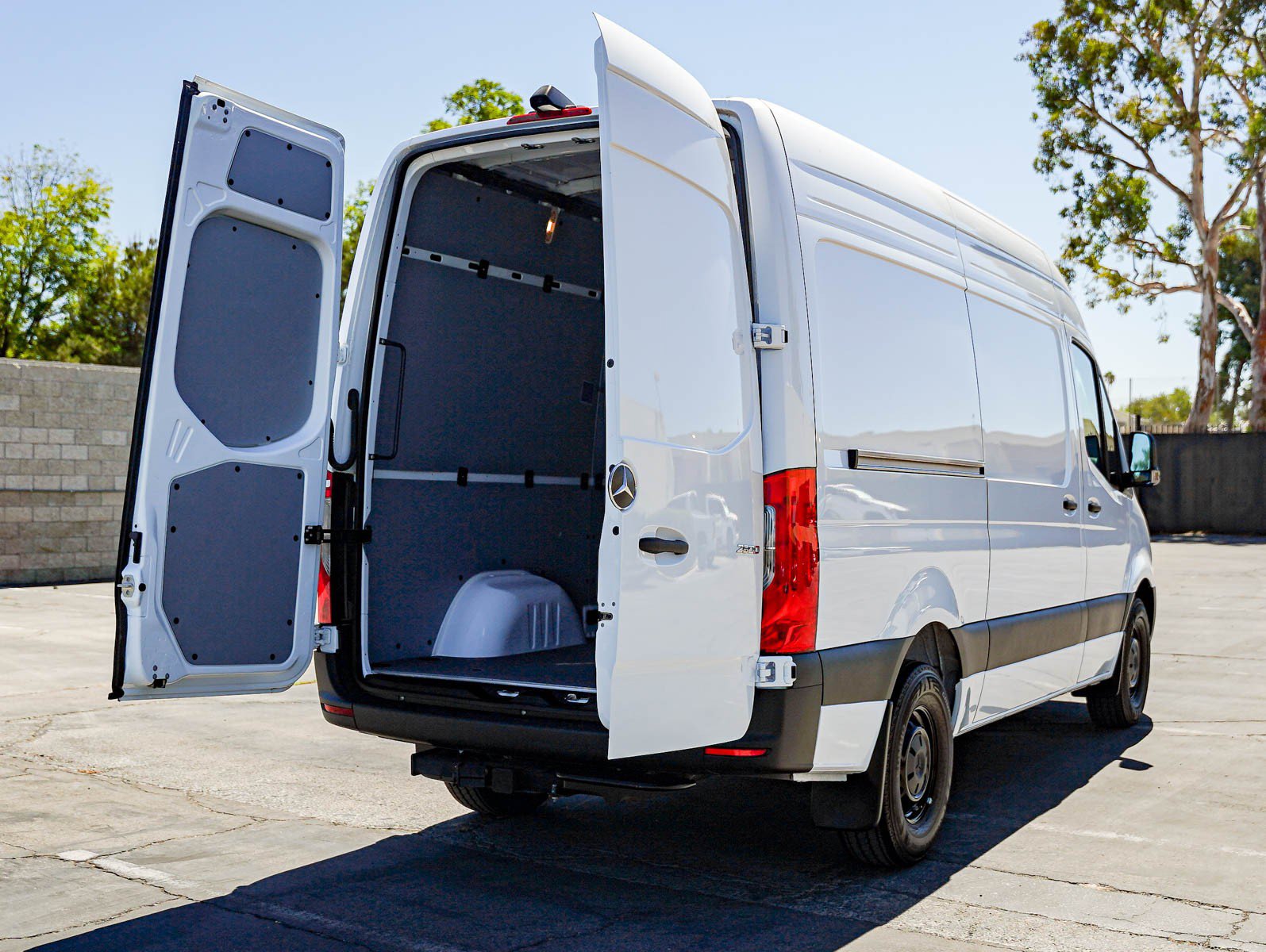 Used 2025 Mercedes-Benz Sprinter 2500 image 8