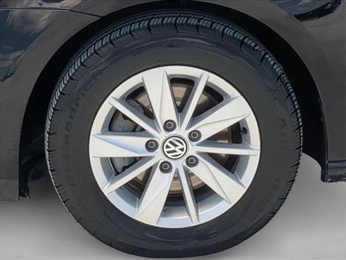 Used 2017 Volkswagen Golf S FWD image 19
