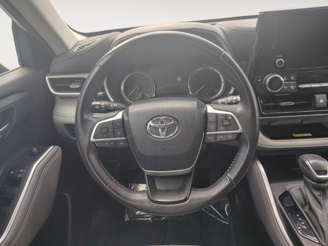 Used 2023 Toyota Highlander XLE AWD/4WD image 12