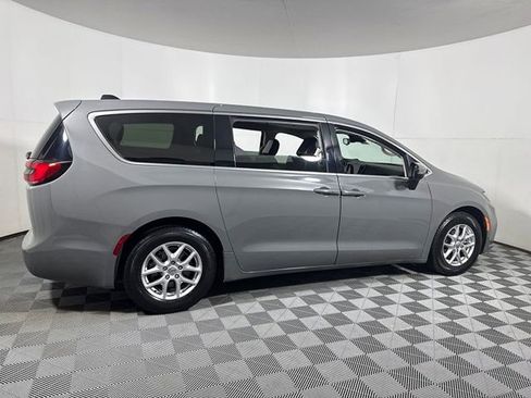 Used 2023 Chrysler Pacifica Touring-L FWD image 8
