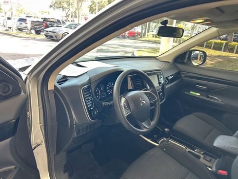 Used 2019 Mitsubishi Outlander ES image 6