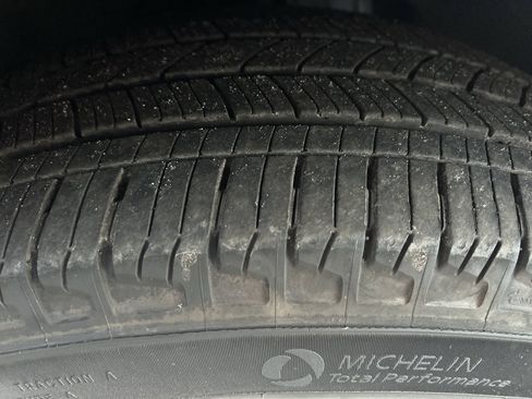 Used 2024 Ford Explorer Limited image 21