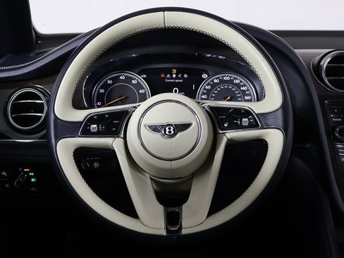 Used 2019 Bentley Bentayga image 37