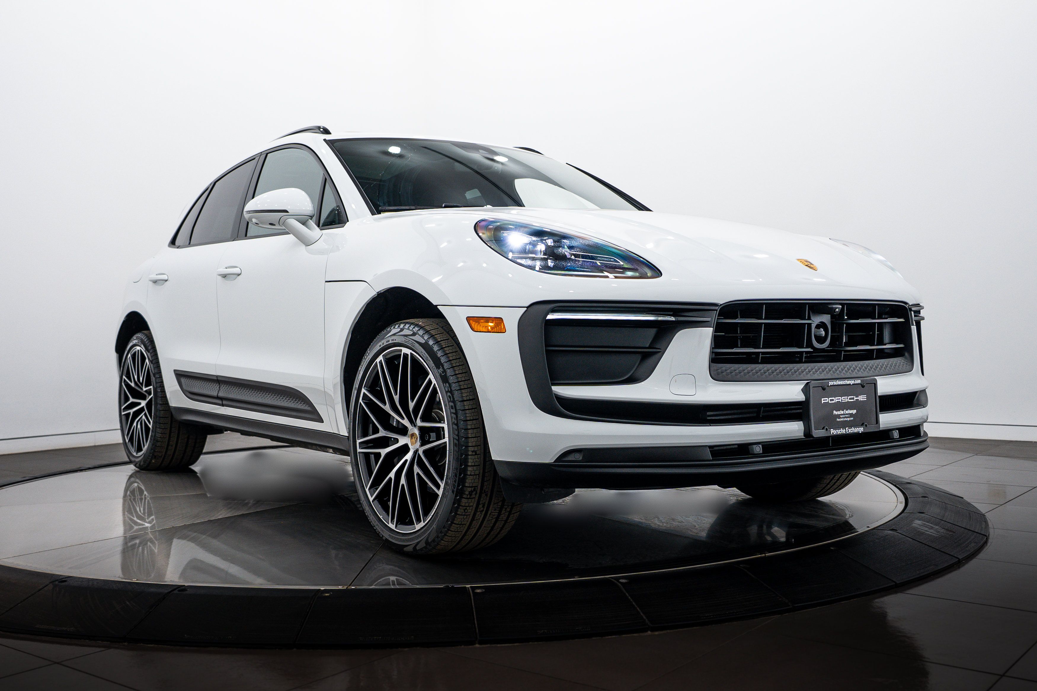 Certified 2026 Porsche Macan AWD/4WD image 9