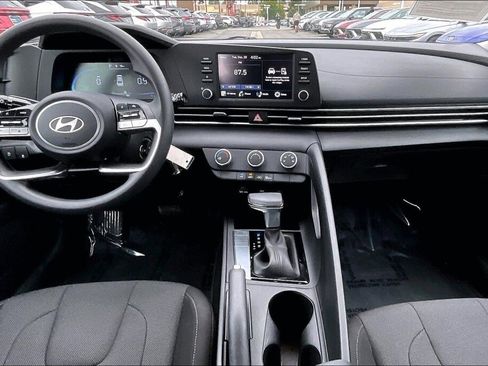 Certified 2024 Hyundai Elantra SE image 11