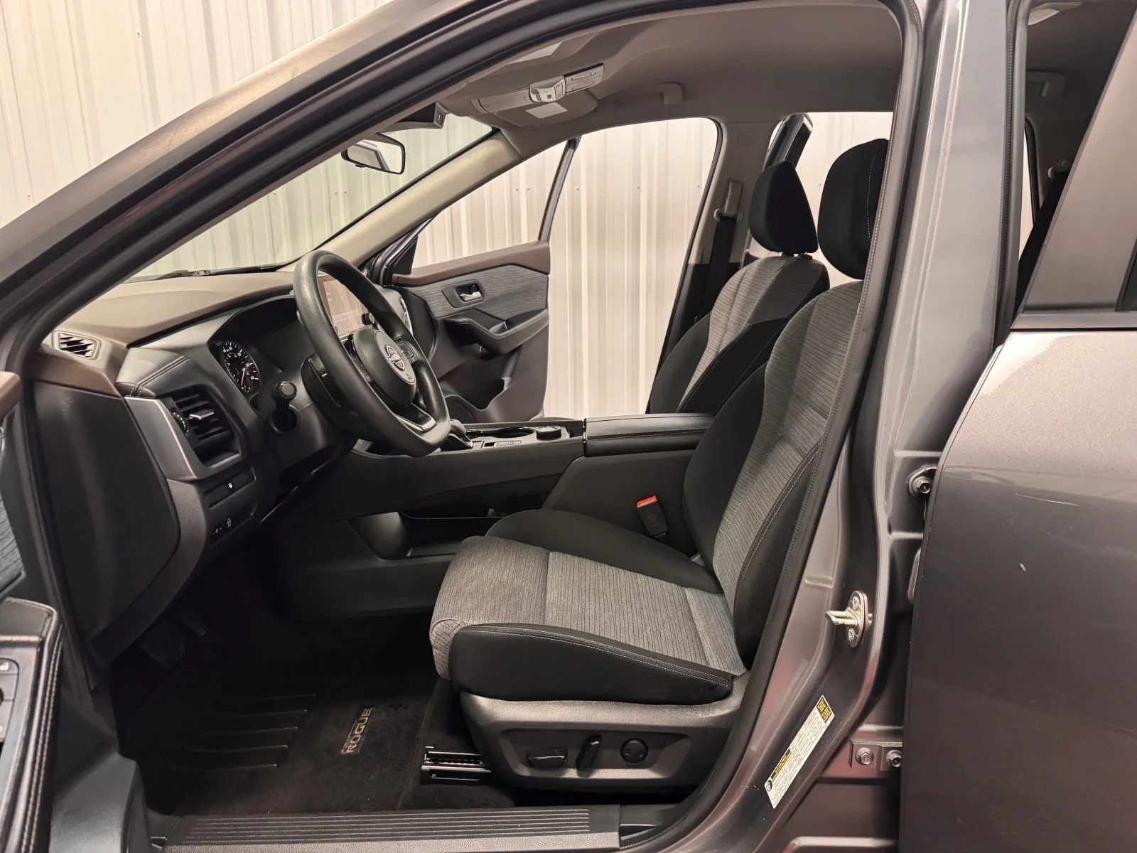 Used 2023 Nissan Rogue SV AWD/4WD image 32
