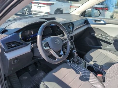 Used 2023 Volkswagen Taos SE w/ Panoramic Sunroof Package image 8