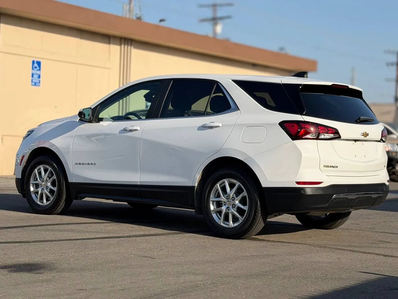 Used 2023 Chevrolet Equinox LT FWD image 9