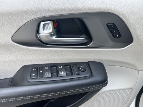 Used 2023 Chrysler Pacifica Touring-L FWD image 8
