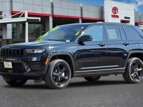 Used 2025 Jeep Grand Cherokee Altitude AWD/4WD image 8