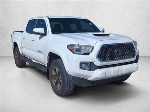 Used 2018 Toyota Tacoma TRD Sport image 3