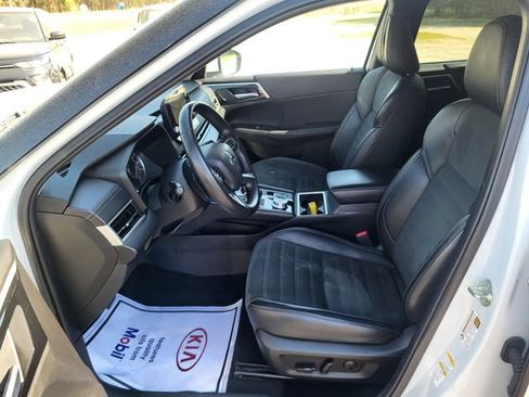 Used 2024 Mitsubishi Outlander SE image 12