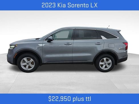 Used 2023 Kia Sorento LX image 2