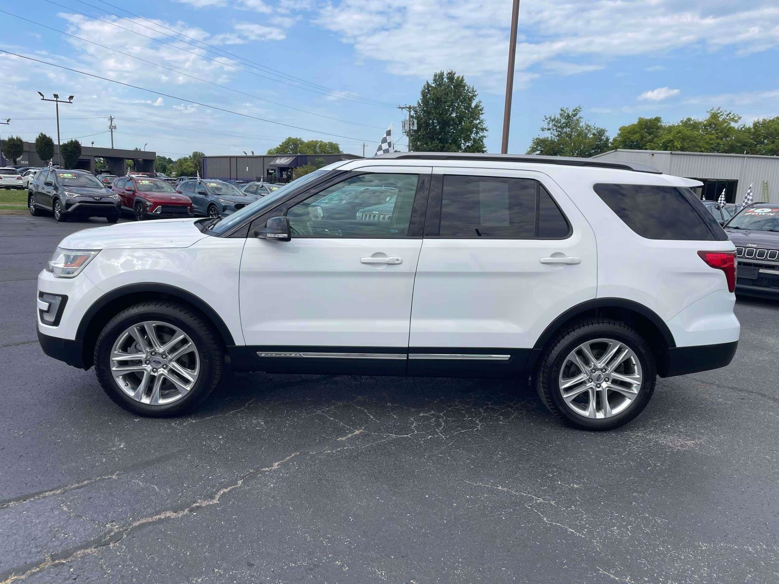 Used 2017 Ford Explorer XLT w/ Equipment Group 202A AWD/4WD image 4